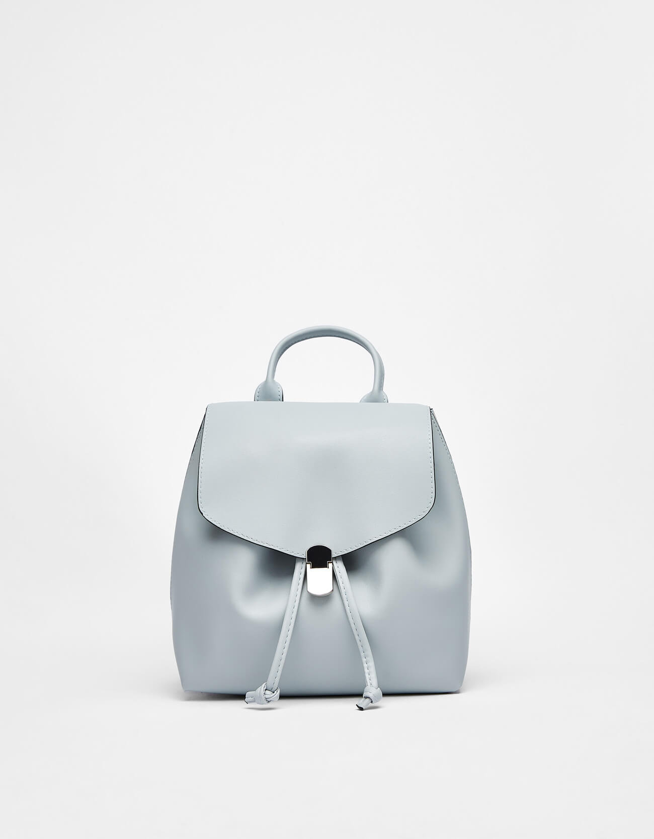 Backpack with metal fastener